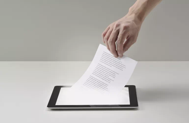 dokument w dłoni, tablet